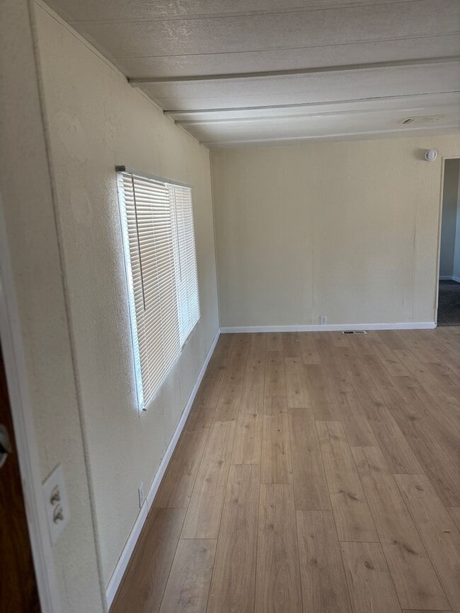 Building Photo - Beautiful fully remodeled 3 bedroom