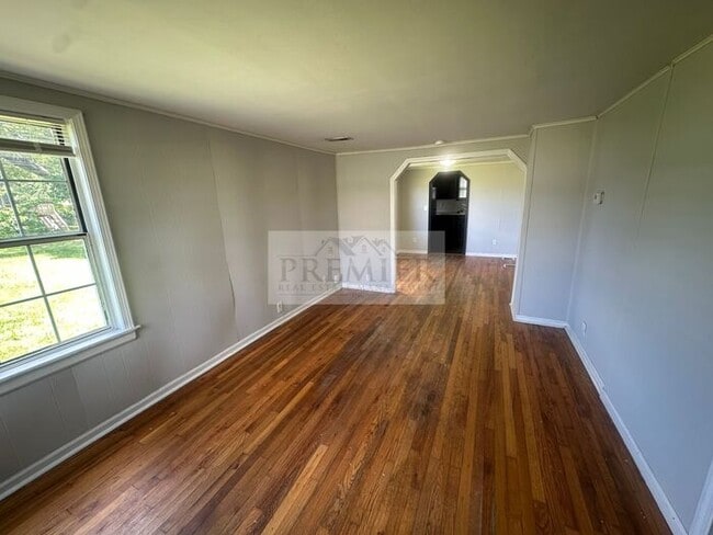 Building Photo - 10005 E 53rd St, Raytown, MO 64133- 3 bd / 1 ba house in Raytown Rent $1250