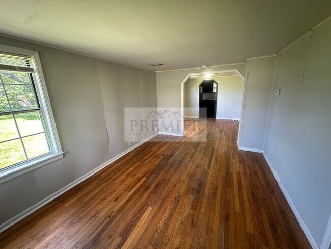 Foto del edificio - 10005 E 53rd St, Raytown, MO 64133- 3 bd / 1 ba house in Raytown Rent $1250