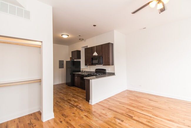 Building Photo - 1704 W Sunnyside Ave