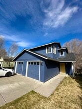 Building Photo - 978-980 NE Hidden Valley Dr