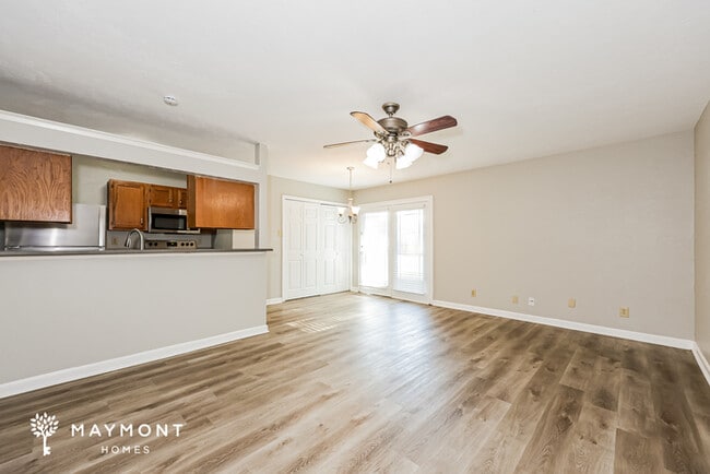 Foto del edificio - 7024 Greenview Cir S