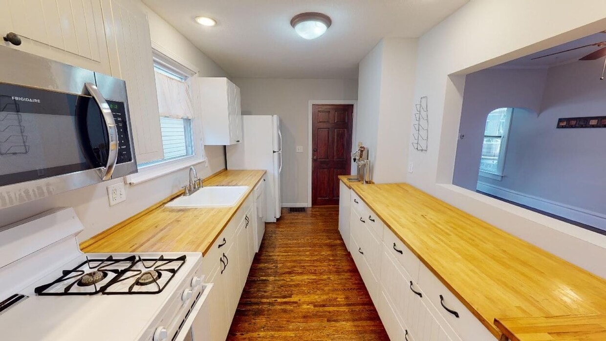 Primary Photo - Beautiful 3 Bedroom 1.5 Bath available Aug...
