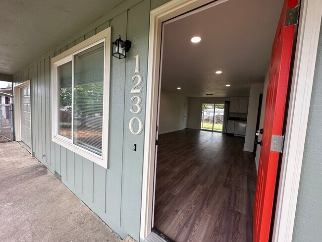Foto del edificio - *COMING SOON* 3 Bedroom 1 Bath Single Fami...