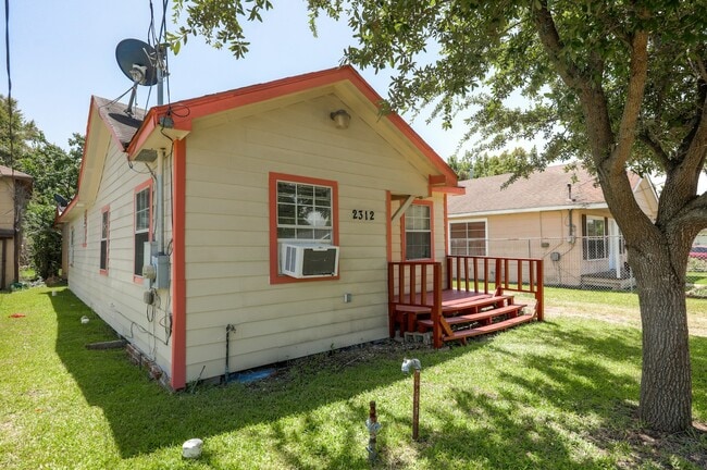 Foto del edificio - 2312 Carolina Ave