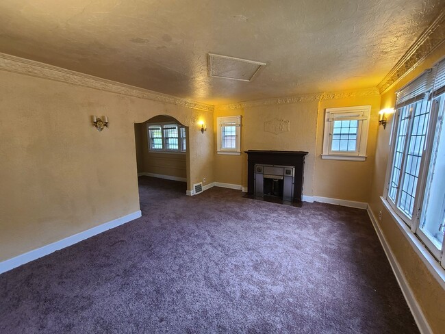 Building Photo - 3 Bedroom Duplex Water Included Section 8W...