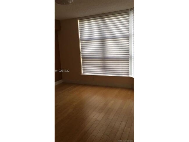 Building Photo - 3605 N Country Club Dr