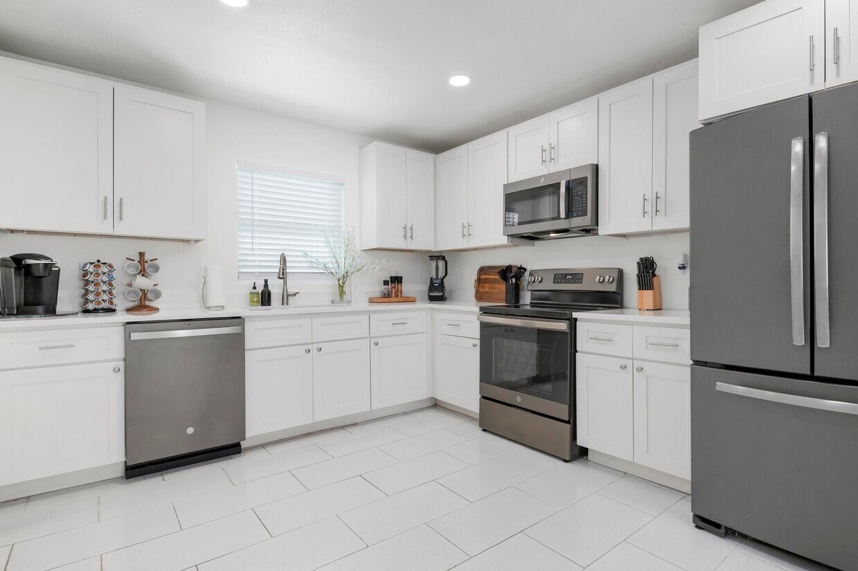 Primary Photo - "Lovely 4 Bedroom 3 bath in Sarasota Florida"