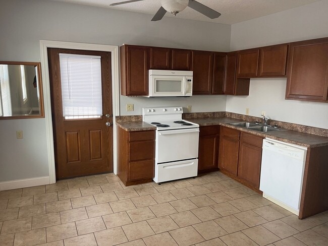 Building Photo - Spacious 3-bedroom, 2-bathroom duplex loca...