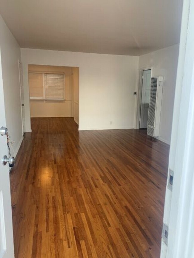 Foto del edificio - 8752 Guthrie Ave