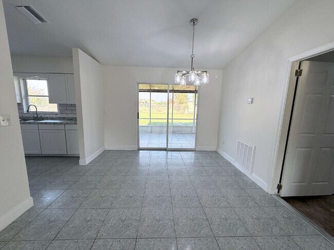 Foto del edificio - Moving Ready! 3-Bedroom   + 2-Bathroom + Bonus Room