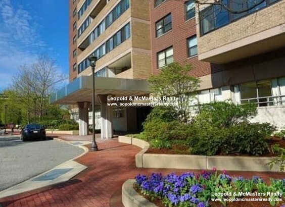 Building Photo - 2 Hawthorne Pl