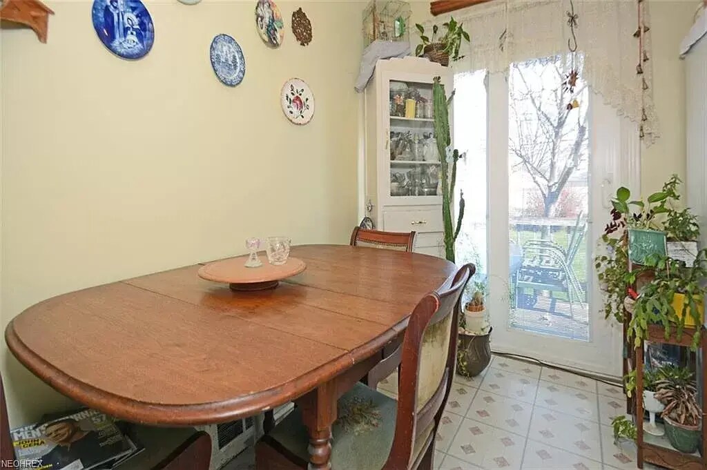 Parte del comedor de la cocina sin los muebles. - 13405 Eastwood Blvd