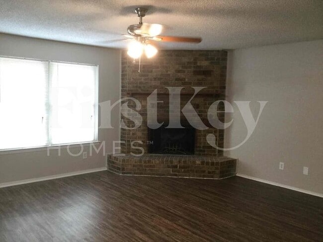 Building Photo - 604 Circleview Dr