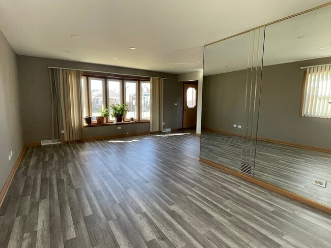 Foto del edificio - 3925 N Plainfield Ave