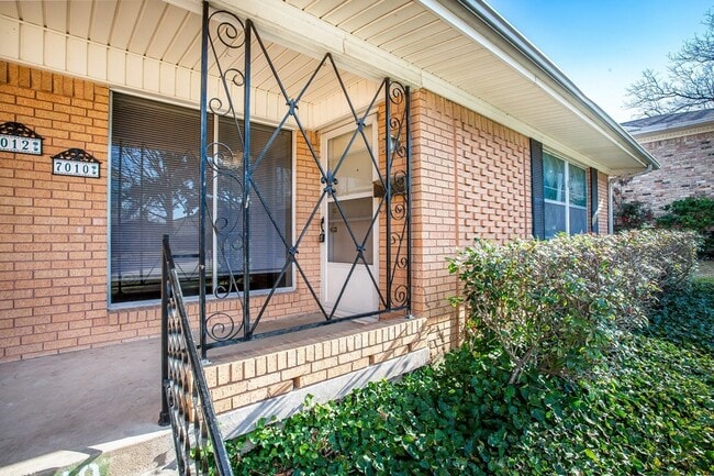 Photo - 7010 Kingsbury Dr Apartment