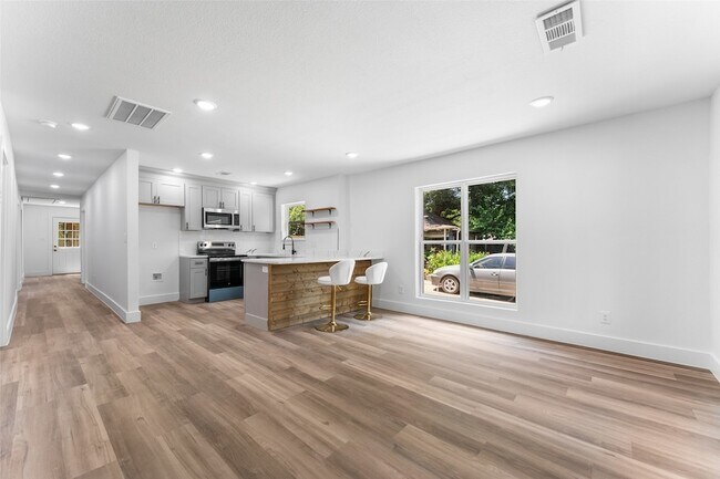 Foto del edificio - 2730 Gladstone Dr