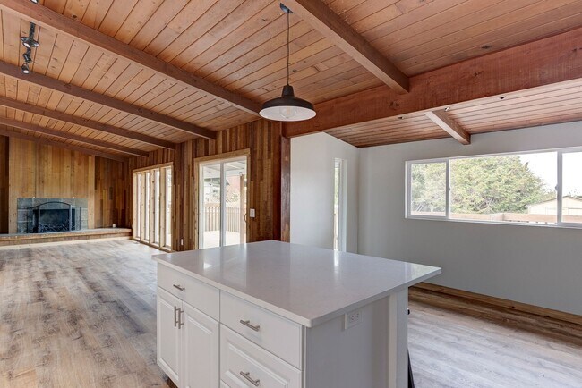 Foto del edificio - 4 bedroom/2 bath house in Deception Park View