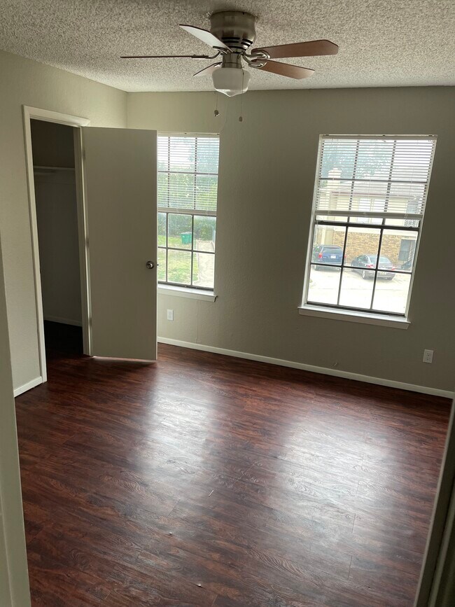 Foto del edificio - 8110 Foxfire Ln