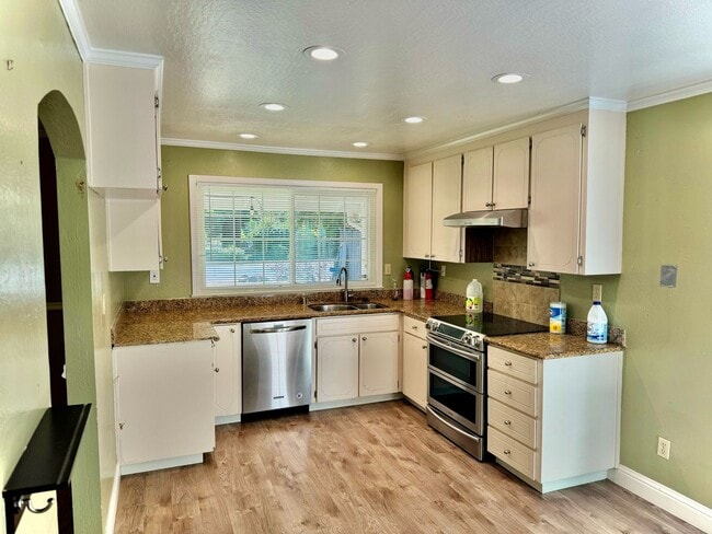 Building Photo - Great Location! Single Family 4 Bed/2 BA D...