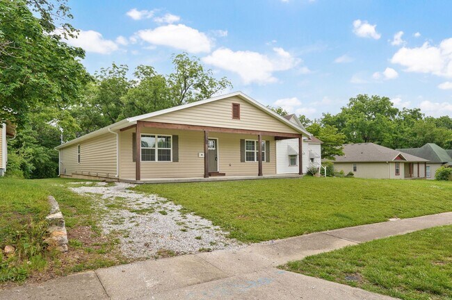 Building Photo - 1120 N Clay Ave