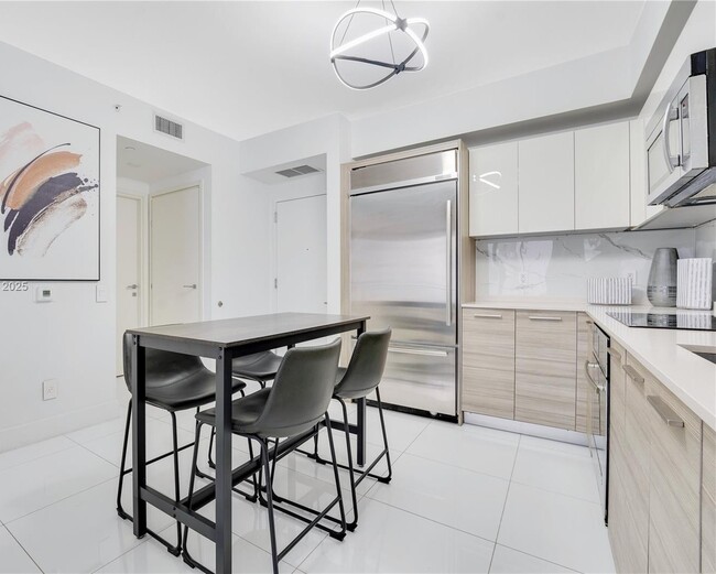 Building Photo - 1300 Brickell Bay Dr