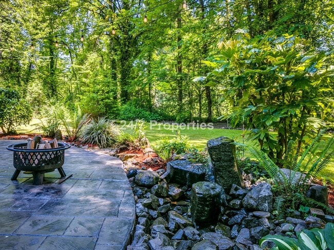 Building Photo - Very Large 5BD I 3BA home + 1BD | 1BA ADU!...