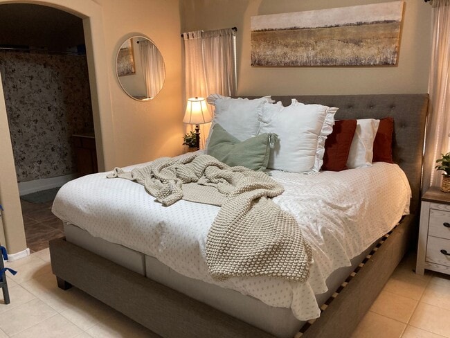 Building Photo - Stunning UNFURNISHED 3-Bedroom Property wi...