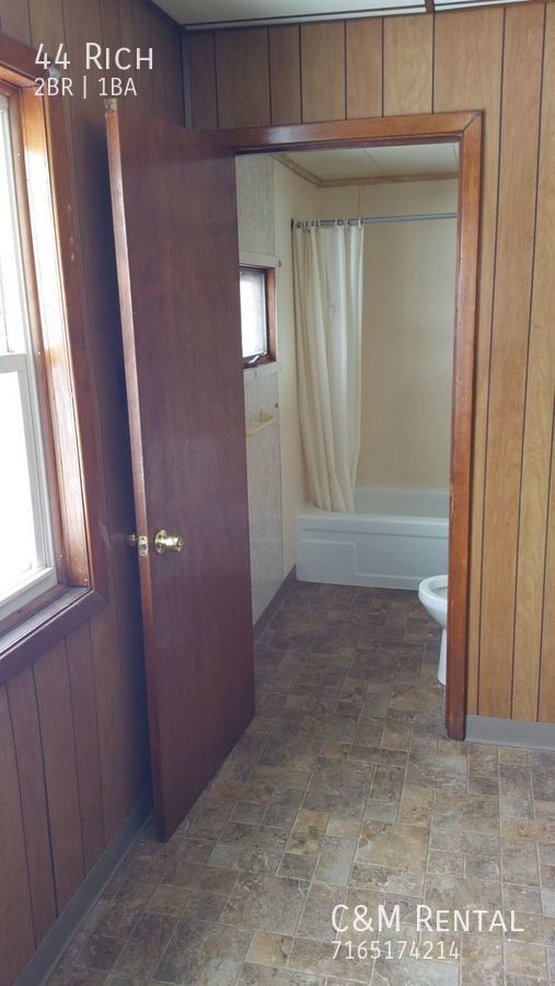Building Photo - Quiet 2 Bedroom Apartment