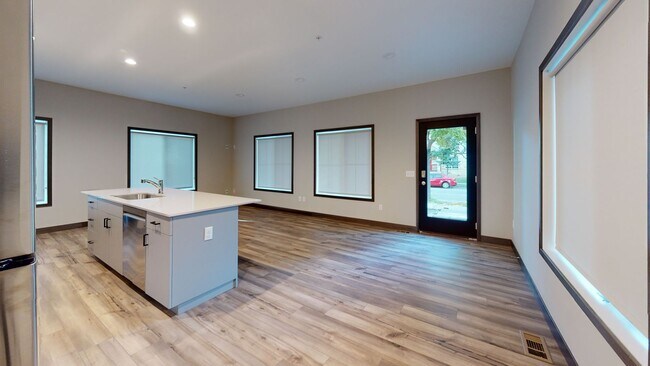 Building Photo - 6 bed 3  bath townhome in DINKYTOWN