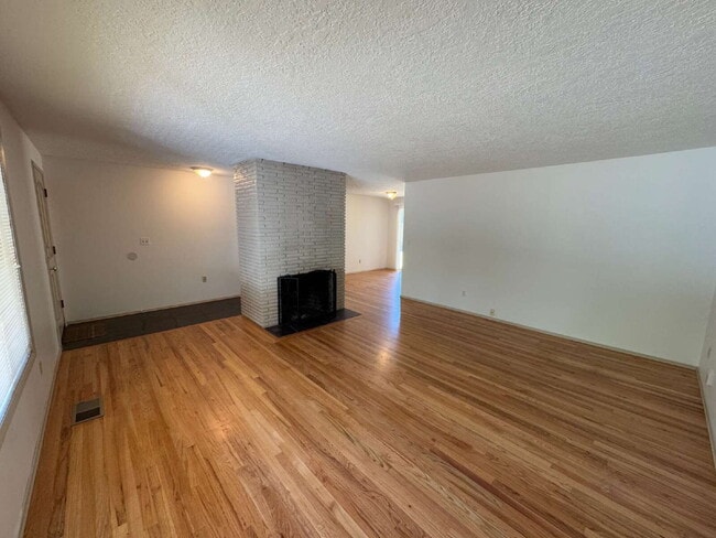 Building Photo - Single-Level Gresham Home / Large Backyard / Gardeners Welcome