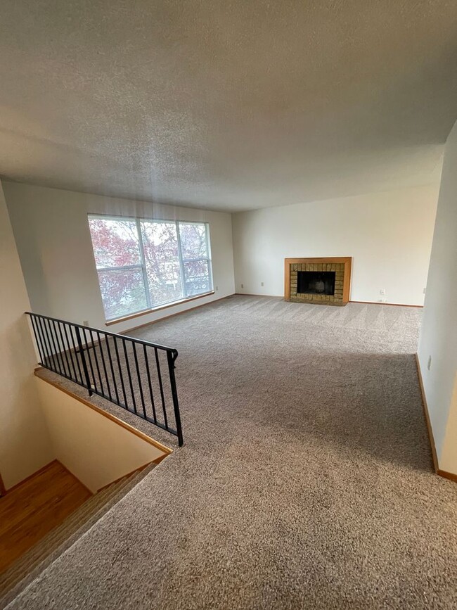 Building Photo - Spacious 4 Bedroom Plus Den in Oakbrook