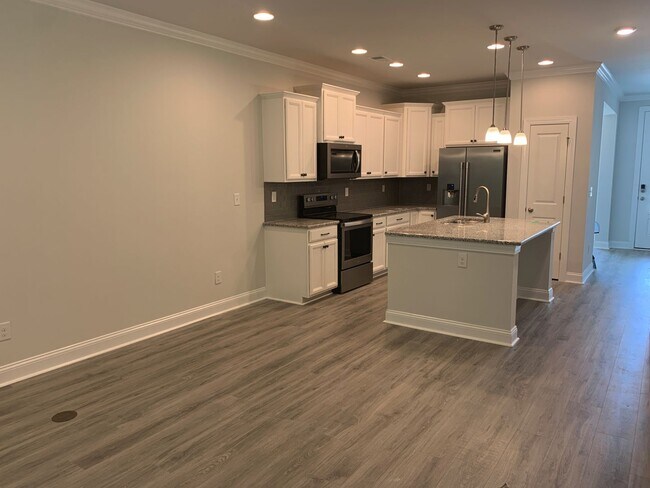 Foto del edificio - 4 Bedroom, 2.5 Bath, Pet Friendly Town Home with Garage Within Barefoot Resort and Golf! Availabl...