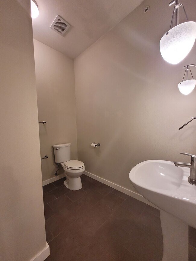 Building Photo - Spacious 3 Bedroom 2 Bathrooms Condo with ...