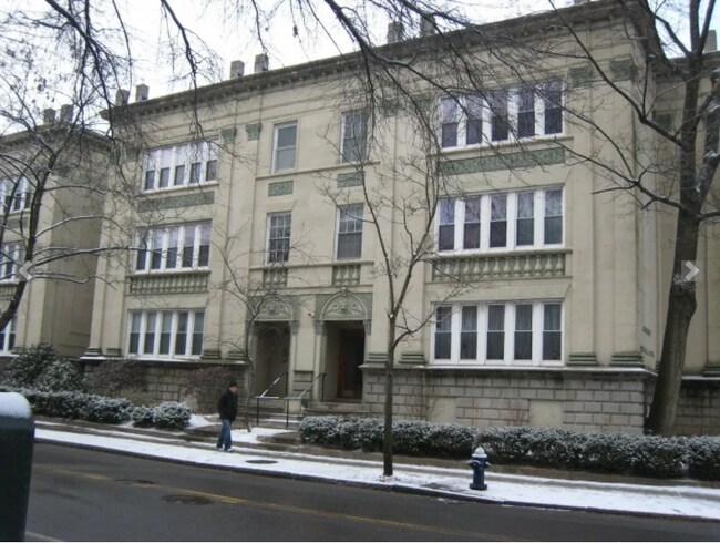 Building Photo - 324 Saint Paul St