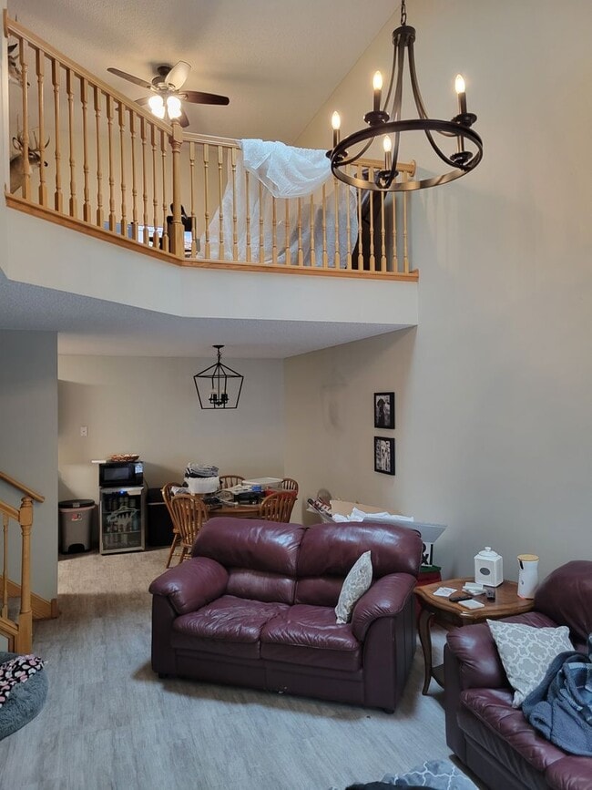 Building Photo - 3 Bedroom Townhouse!
