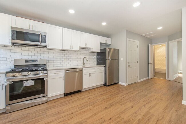 Building Photo - 1703 Manhattan Ave