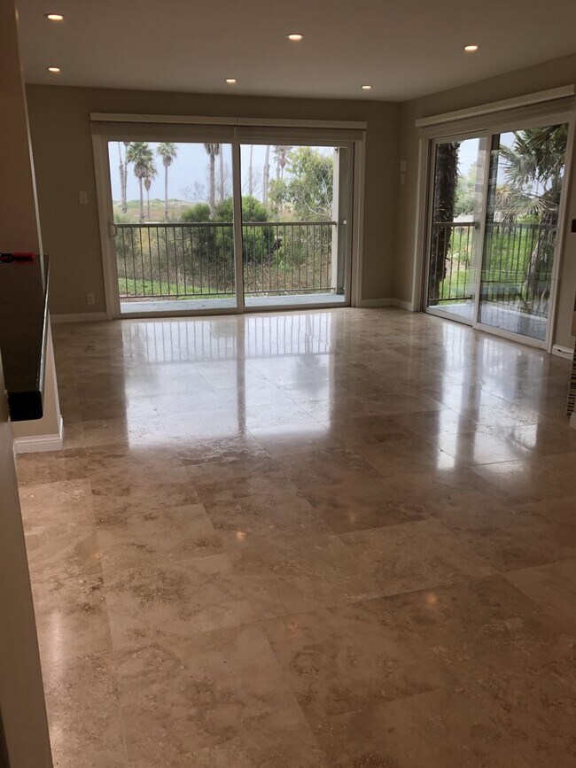 Foto del edificio - Spacious 3 + 2 Ocean View Condo - Prime Corner Location.