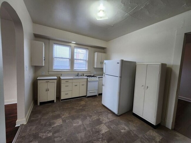 Building Photo - 1 Bedroom Apt Close to Campus - Cats Welcome!!