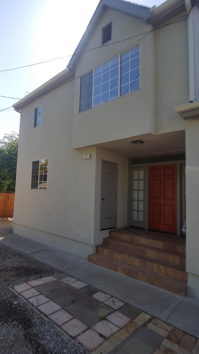 Building Photo - 1317 Palm Ave