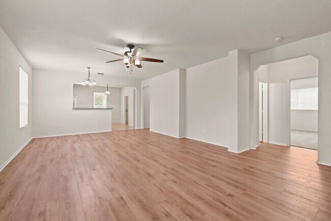 Foto del edificio - New LVP Flooring & Large Backyard in Schertz
