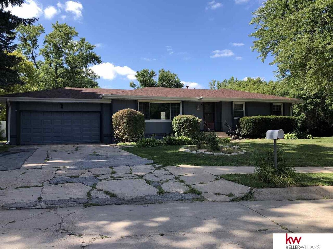 3204 Cottonwood Ln, Omaha, NE 68134 House Rental in Omaha, NE
