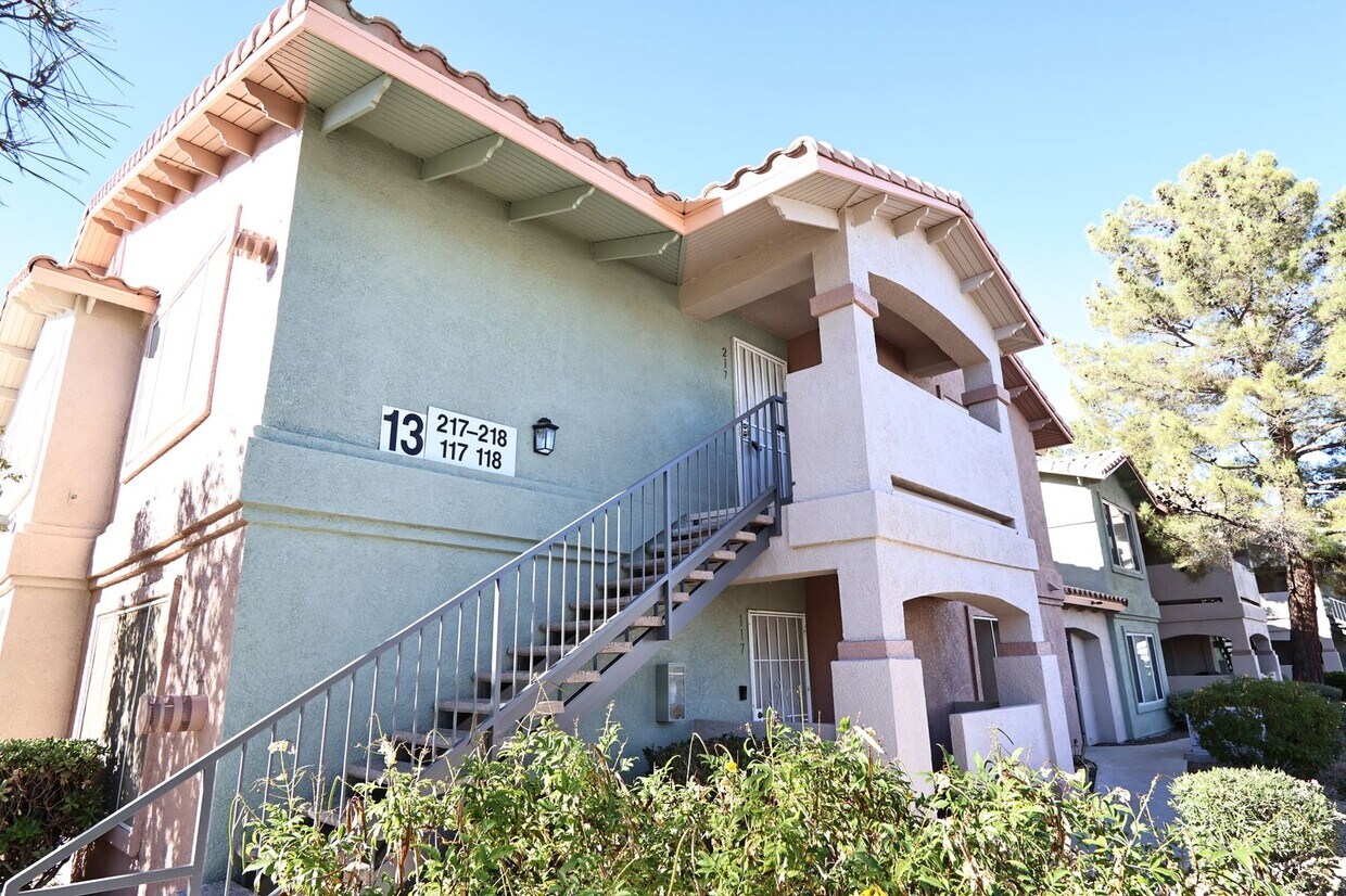 Foto principal - Summerlin area upper condo/vaulted ceilings/light and bright