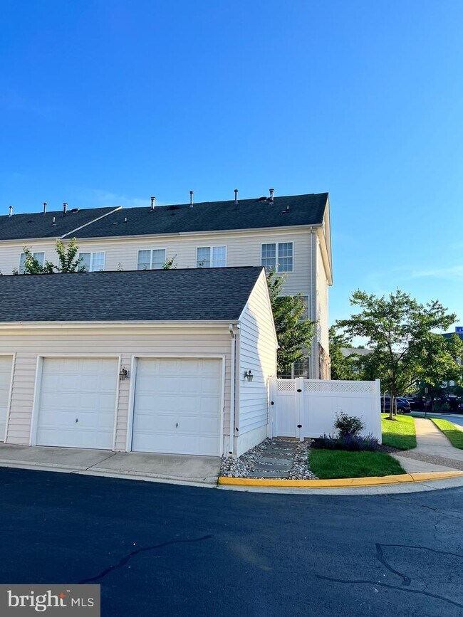 Building Photo - 42495 Regal Wood Dr