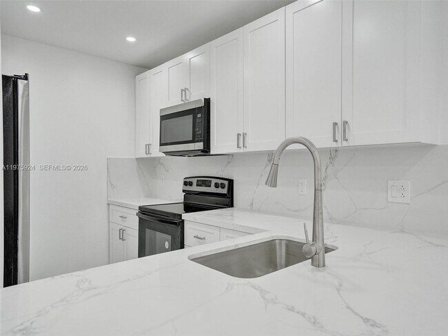 Foto del edificio - 10051 Winding Lake Rd