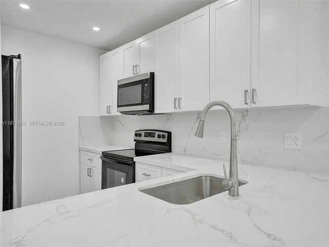 Building Photo - 10051 Winding Lake Rd