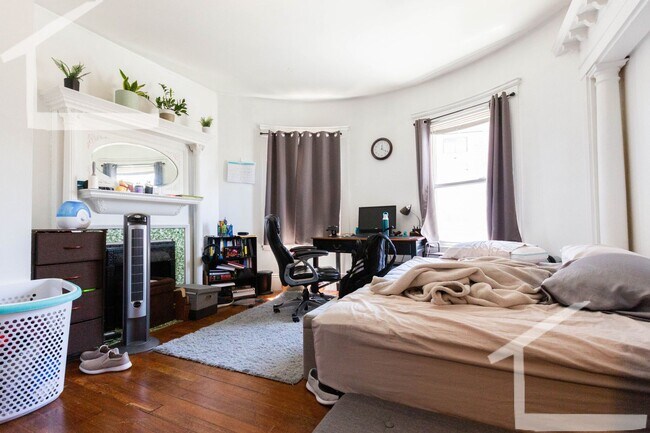 Building Photo - HOT ALLSTON LISTING!!!!