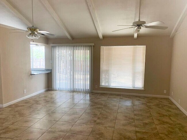 Foto del edificio - Hard to Find! 3/2 with addtl. room w/ AC i...