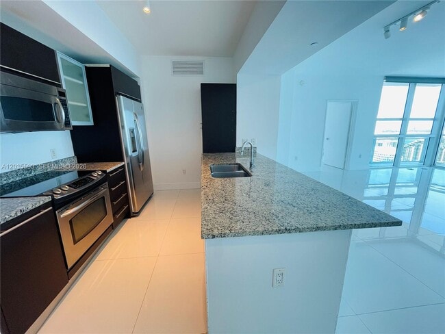 Building Photo - 950 Brickell Bay Dr