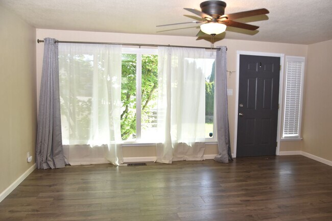 Foto del edificio - Steilacoom 2 Bed 1 Bath with Large Fenced in Backyard